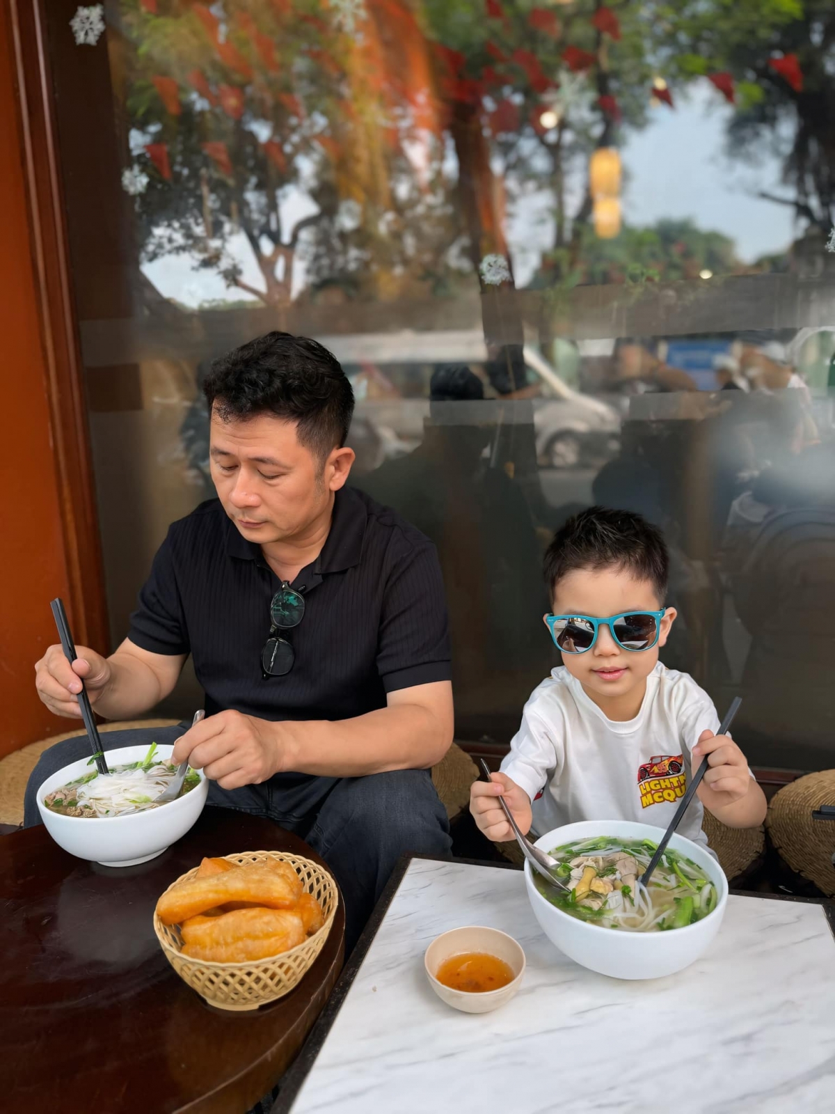 Ca sĩ Bằng Kiều cùng con trai đi ăn trưa nhân dịp cuối tuần.