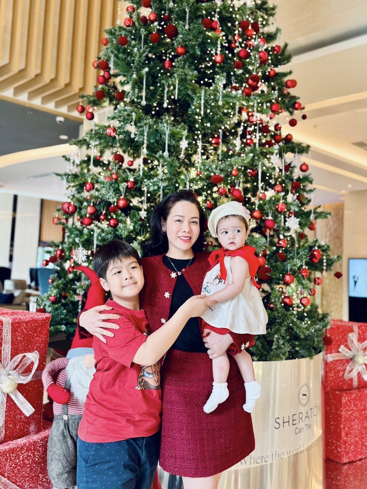 Nhật Kim Anh đưa con gái Julia về Cần Thơ chơi với anh trai Bửu Long. Nữ diễn viên cho biết đây là Noel đầu tiên hai anh em bên nhau nên cô muốn ghi lại những khoảnh khắc đáng nhớ.