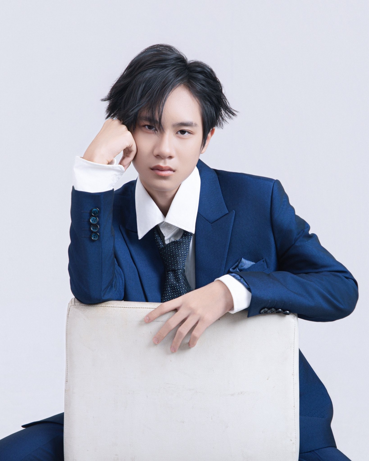 Con trai Rio nhà Lý Hải - Minh Hà bảnh bao trong bộ ảnh gia đình. Minh Hà cho biết, cậu con trai đã mặc vừa đồ của ba Lý Hải.