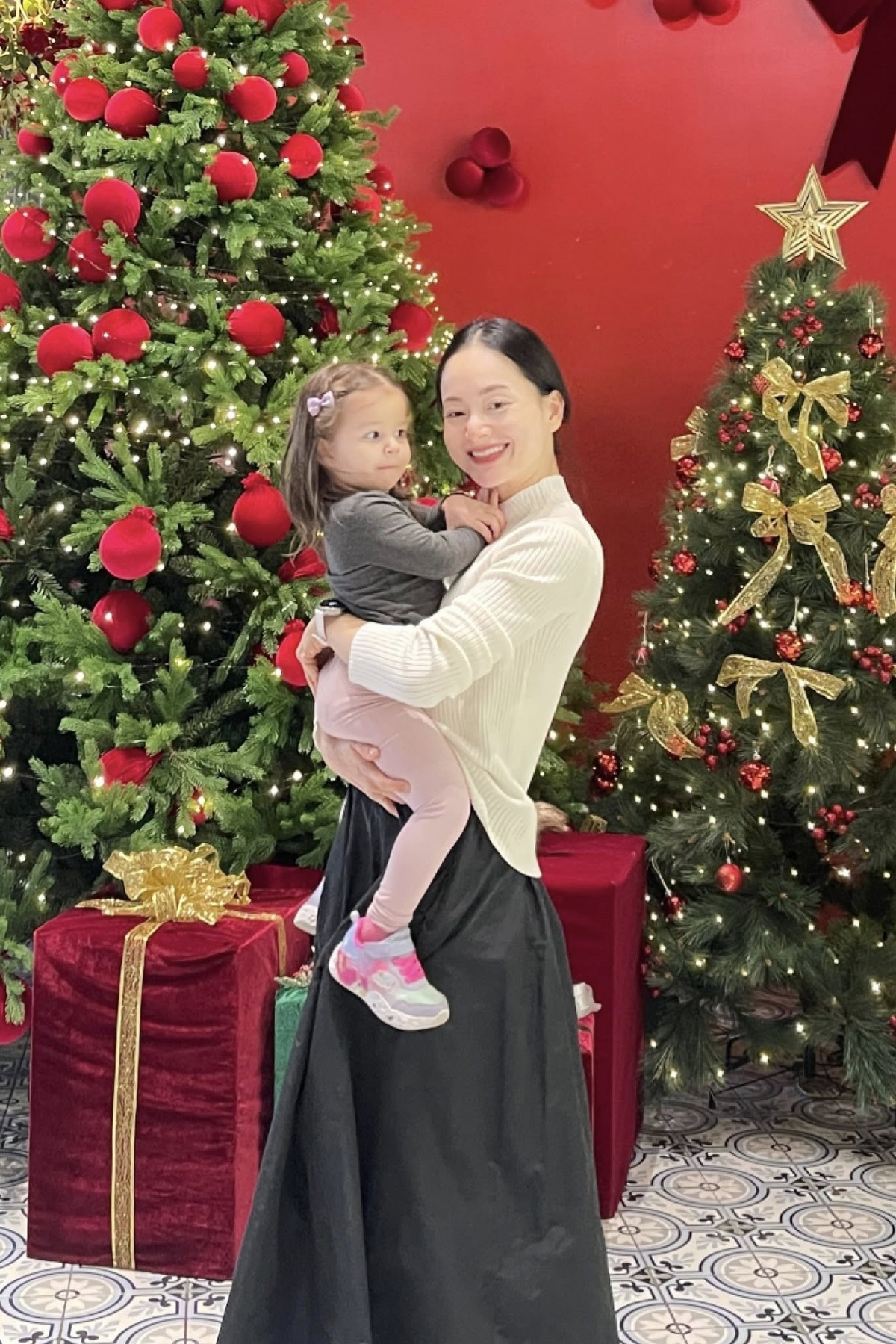 Diễn viên Lan Phương cùng con gái chụp ảnh bên cây thông Noel trong chuyến công tác, tiện cho các con đi du lịch tại Đà Lạt, Lâm Đồng. Cô chia sẻ: “Khi con nhìn mẹ bằng đôi mắt đầy tin yêu, thế giới bỗng trở nên đủ đầy đến lạ”.