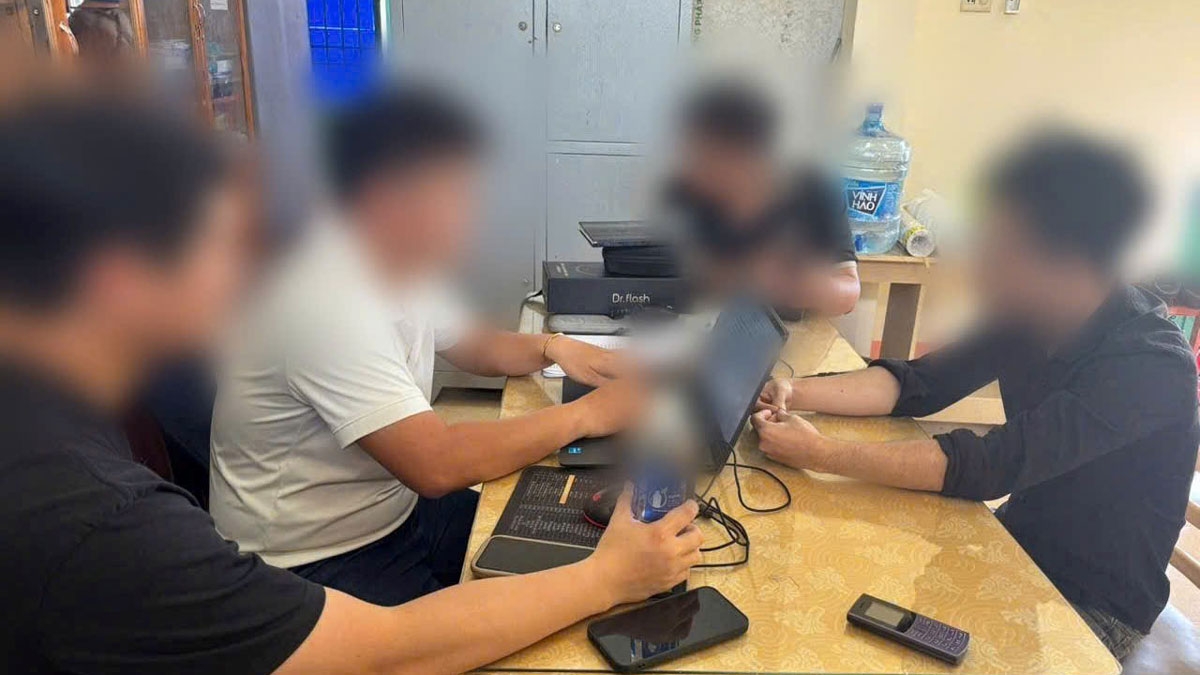 Công an làm việc với nam thanh niên bình luận trên mạng xã hội (Ảnh: CA)