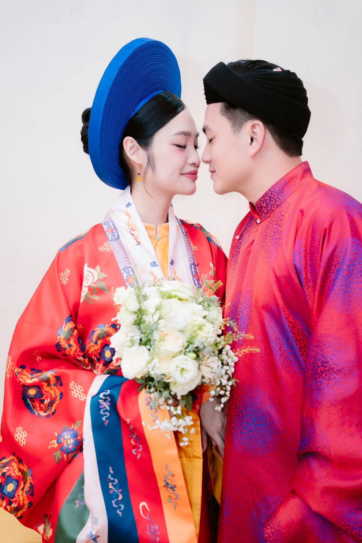 Trên trang cá nhân, Hoa hậu Nông Thúy Hằng mới đây đăng tải hình ảnh đồ dùng dành cho em bé mới sinh. Cô viết: "Tập 1 nên nó hồi hộp nó cũng hào hứng kiểu gì ấy. Không biết sắm cho vậy đủ chưa nữa". Qua dòng chú thích này, cư dân mạng khẳng định Hoa hậu Nông Thúy Hằng đang xác nhận chuyện mang thai con đầu lòng.