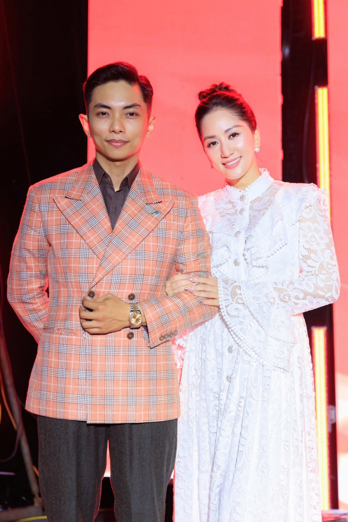 Phan Hiển nhắn nhủ Khánh Thi - Viện trưởng Viện Văn hóa Nghệ thuật của Trường ĐH Kinh tế Tài chính TP.HCM: "Hôm nay tròn 3 năm ngày cưới và 17 năm bên nhau. Mình vẫn xấu bền vững còn cô ấy ngày càng đẹp. Cảm ơn em đã đồng hành từ khi chưa có gì đến khi anh đạt được những thành tựu nhỏ bé. Hiện tại, anh không mưu cầu gì hơn ngoài việc em có thật nhiều sức khoẻ để có thể hoàn thành ước mơ của mình và luôn hạnh phúc bên anh cùng các siêu quậy nhỏ. Mà phải thú thật hôm nay bận quá nên quên mất kỷ niệm cưới luôn. Yêu em nhiều".