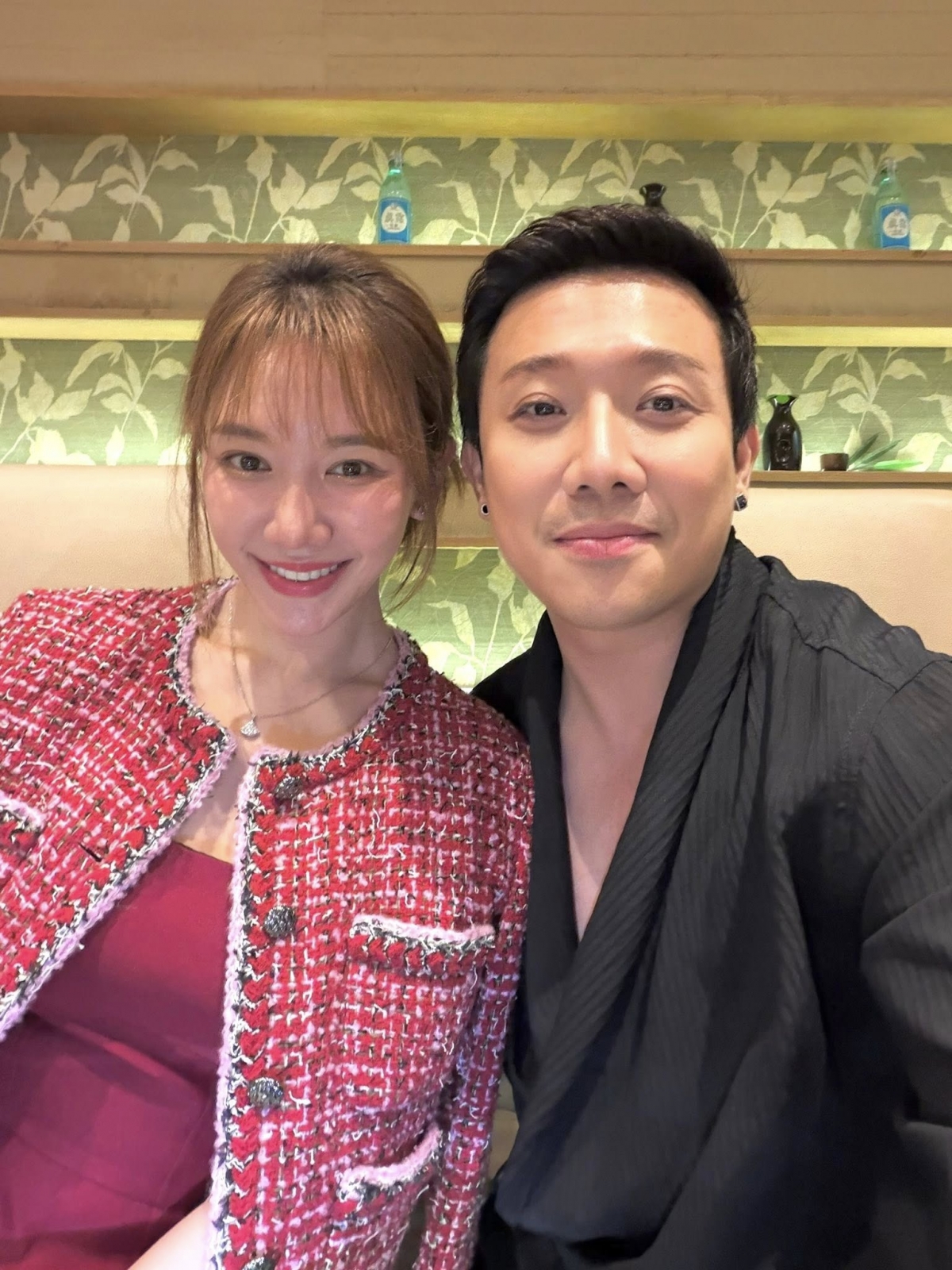 Trên trang cá nhân, Trấn Thành chia sẻ khoảnh khắc bên bà xã Hari Won nhân dịp 9 năm ngày cưới. Vào những dịp đặc biệt, anh thường dành cho vợ những lời ngọt ngào. “Lén lén chín năm! Ký hợp đồng gia hạn thêm không, cô bé rối loạn ngôn ngữ? Bên này thầu nha! Yêu vợ nhất trên đời!”, Trấn Thành viết.