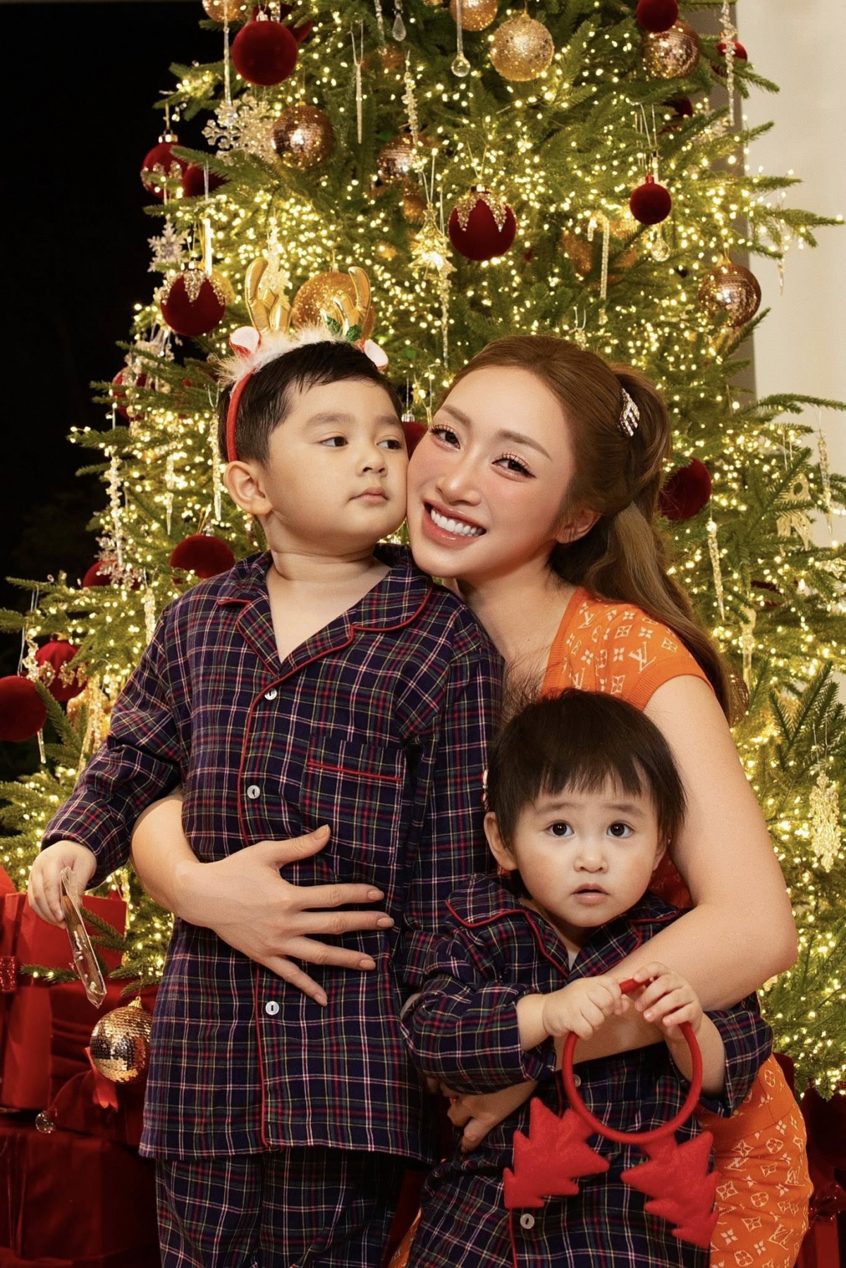 Lý Thùy Chang – bà xã diễn viên Chi Bảo cùng hai con chụp ảnh bên cây thông Noel. Cô cho biết năm nay con gái đã lớn hơn nên biết nhí nhố, quậy banh nhà với anh trai Gia Khang. Người đẹp dạy các con cách trang trí và tận hưởng những ngày Giáng sinh rộn ràng.