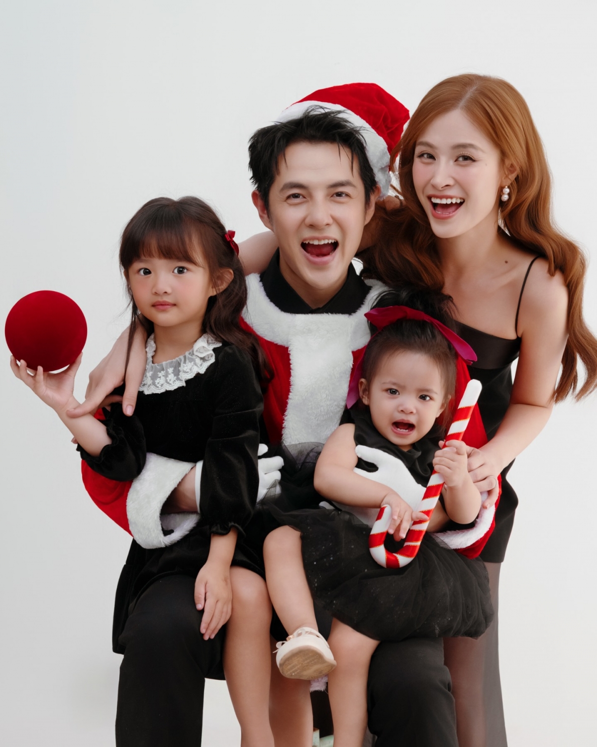 Nhân dịp Giáng sinh, gia đình Ông Cao Thắng – Đông Nhi chụp bộ ảnh kỷ niệm. Nam ca sĩ diện đồ Noel bên bà xã Đông Nhi và hai con gái Winnie, Hannie.