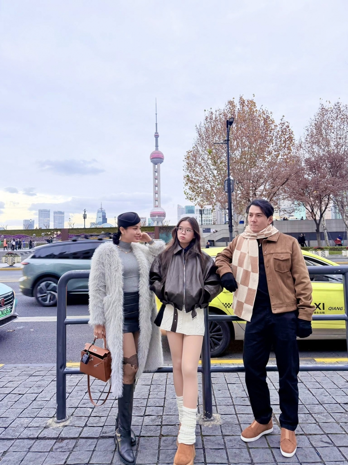 Vợ chồng Phương Trinh Jolie – Lý Bình cùng con gái dạo chơi Thượng Hải, Trung Quốc. Nữ diễn viên chia sẻ: “Những ngày cuối năm ở Thượng Hải – gió lạnh vừa đủ, phố xá rộn ràng, và hạnh phúc là được đứng cạnh nhau giữa một thành phố không ngủ”.