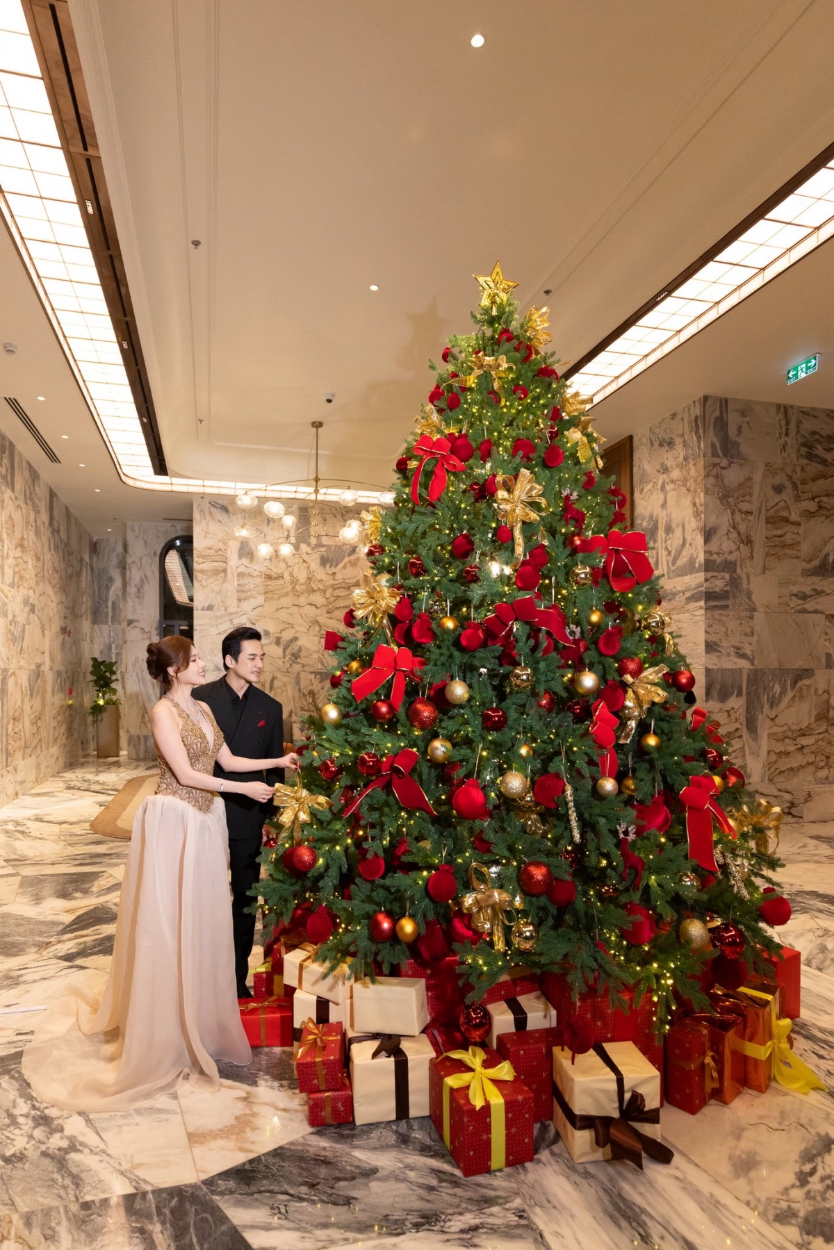 Lương Thế Thành và bà xã Thúy Diễm chúc mọi người mùa Giáng sinh an lành và hạnh phúc.