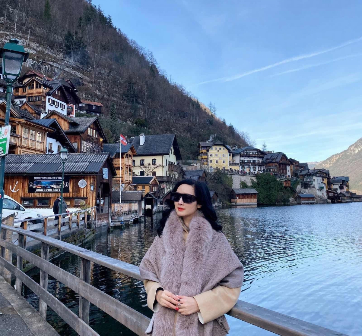 Hoa hậu Giáng My tận hưởng cảnh sắc ở hồ Hallstatter (Salzkammergut, Áo).