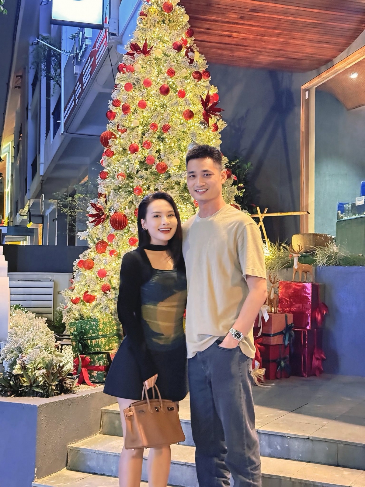 Bảo Thanh khoe ảnh đi chơi với chồng kèm chú thích: "Ảnh hơi mờ... mờ ê mê".