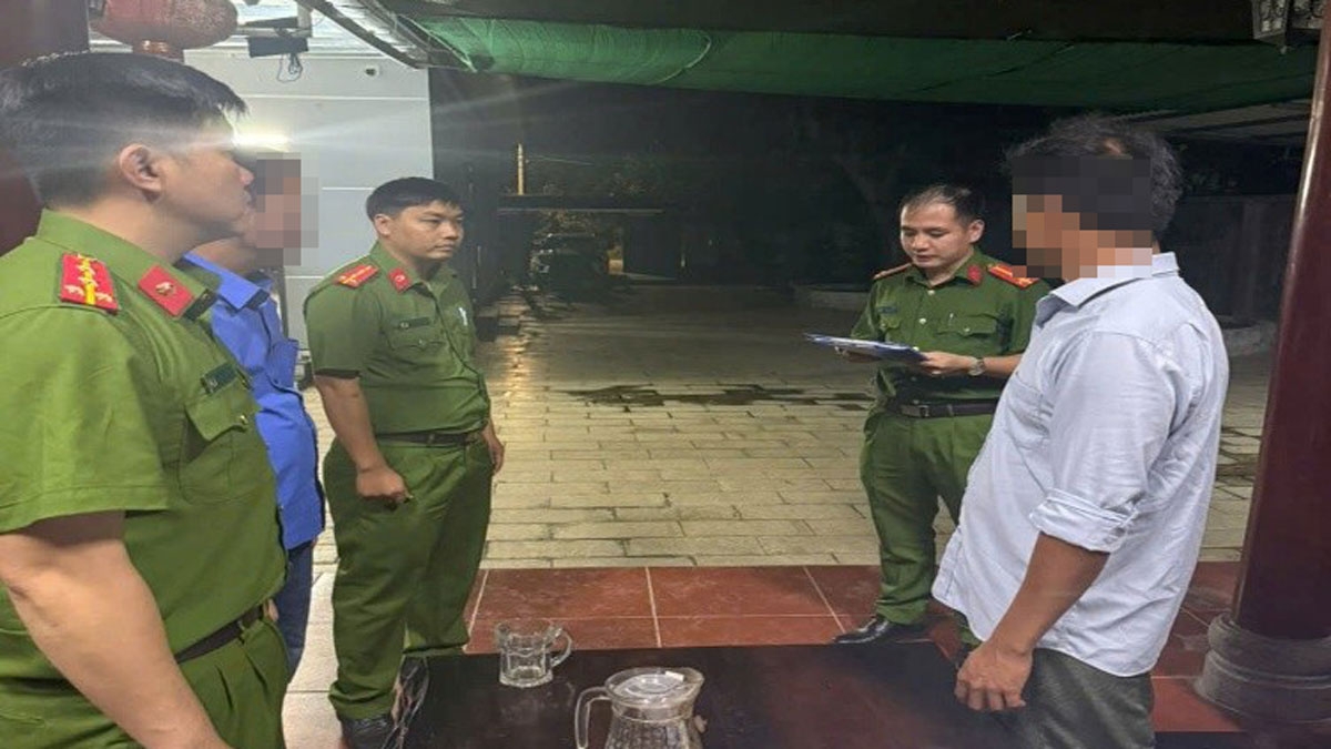 Công an đọc lệnh bắt tạm giam đối tượng Thắng (áo xanh) (ảnh: CA)