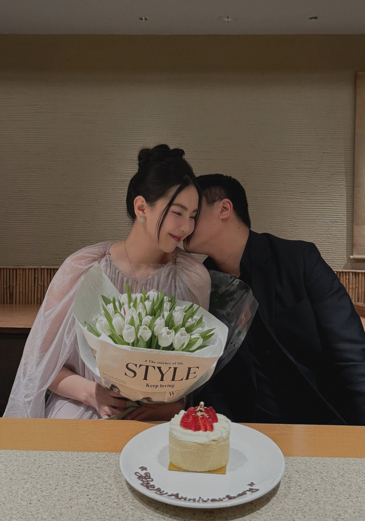 MC Mai Ngọc khoe khoảnh khắc hẹn hò cùng chồng thiếu gia trong tiệc kỷ niệm một năm kết hôn. Bà mẹ một con diện váy voan nữ tính, búi tóc cao, đeo trang sức kim cương. Doanh nhân Đặng Quốc Thắng dành tặng vợ bó hoa tulip màu trắng và nụ hôn ngọt ngào.