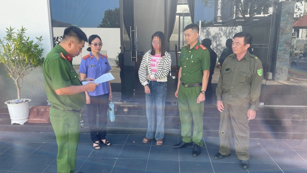 Công an đọc lệnh bắt tạm giam đối tượng Nguyễn Thị Kim Oanh (ảnh: CA)