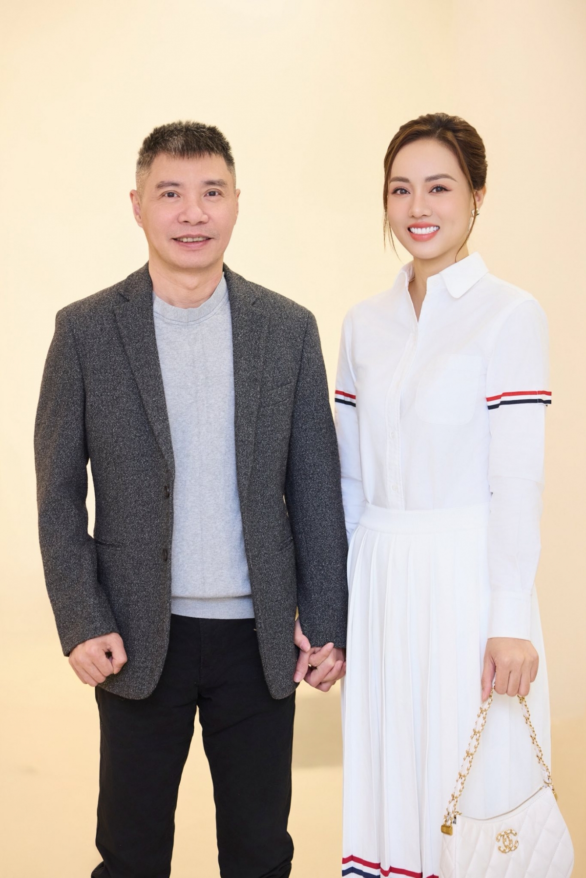 Sao Việt 29/12: Bà xã NSND Công Lý thừa nhận năm 2025 không tiết kiệm được khoản nào mà còn âm. 2 tháng nay, cô đã không có bất kỳ nguồn thu nhập nào: "Đến bây giờ, nhiều người hỏi mình có tiết kiệm được khoản nào không. Câu trả lời là không. Thậm chí, thời điểm này mình đang rơi vào con số âm”.