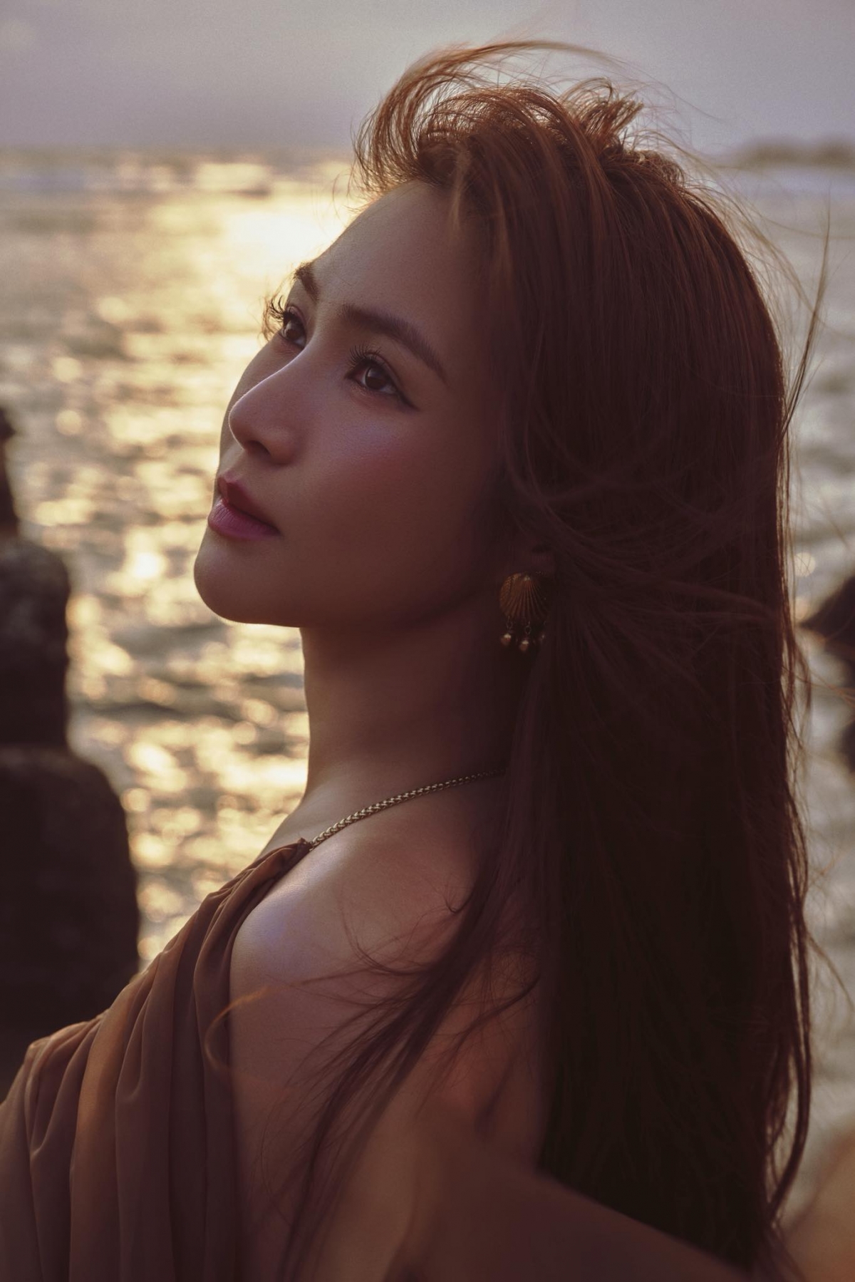 "Khép lại 2025, Tràm mong 2026 sẽ là một năm nhiều sáng tạo hơn, nhiều dũng cảm hơn, nhiều năng lượng để thử thách chính mình, và đủ bình tĩnh để không bỏ rơi những điều quan trọng”, ca sĩ Hương Tràm tâm sự nhân dịp bước sang năm 2026.