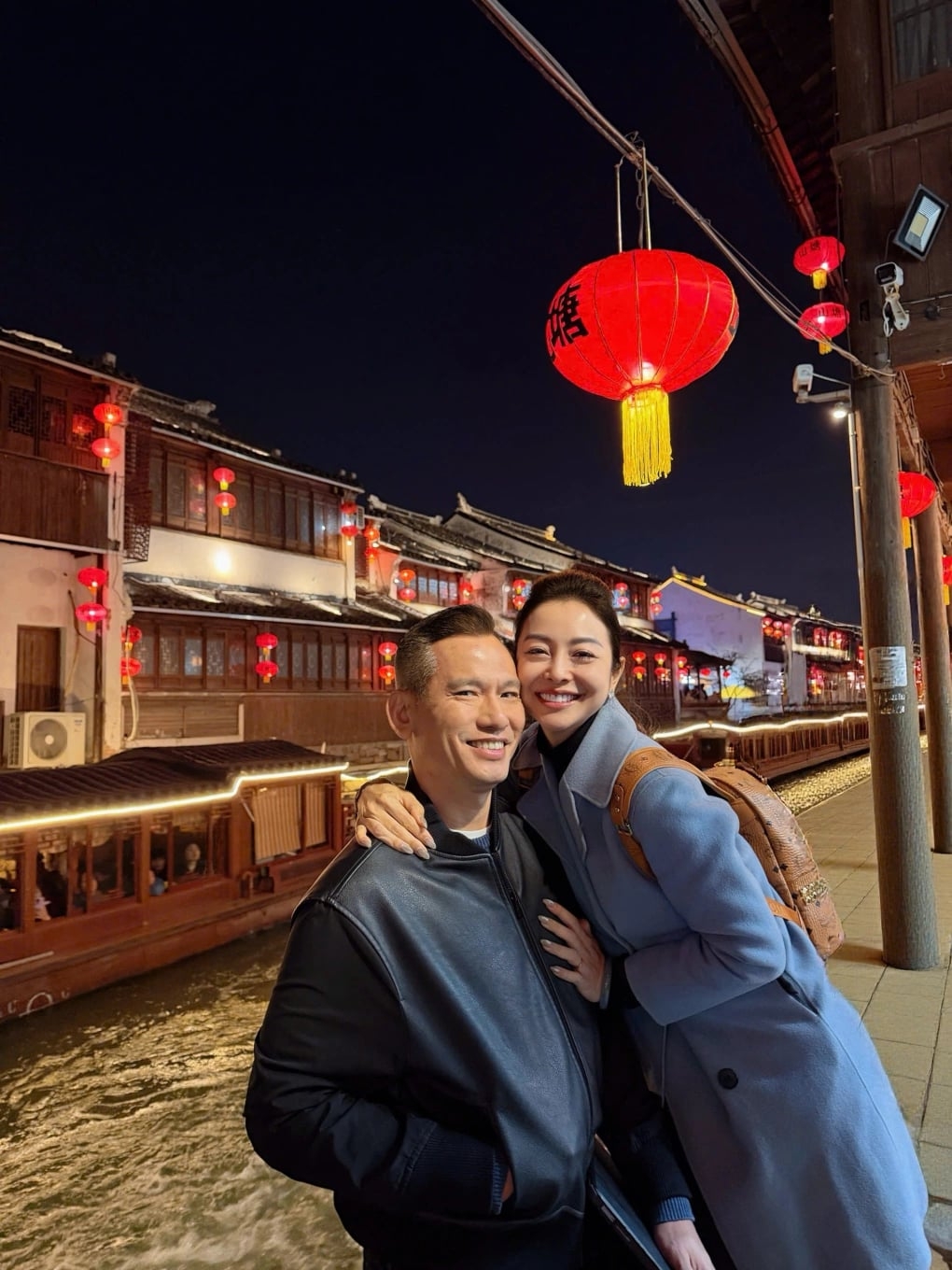 Hoa hậu Jennifer Phạm và ông xã - doanh nhân Đức Hải - tận hưởng thời gian riêng tư, quấn quýt trong chuyến du lịch tại Thượng Hải.