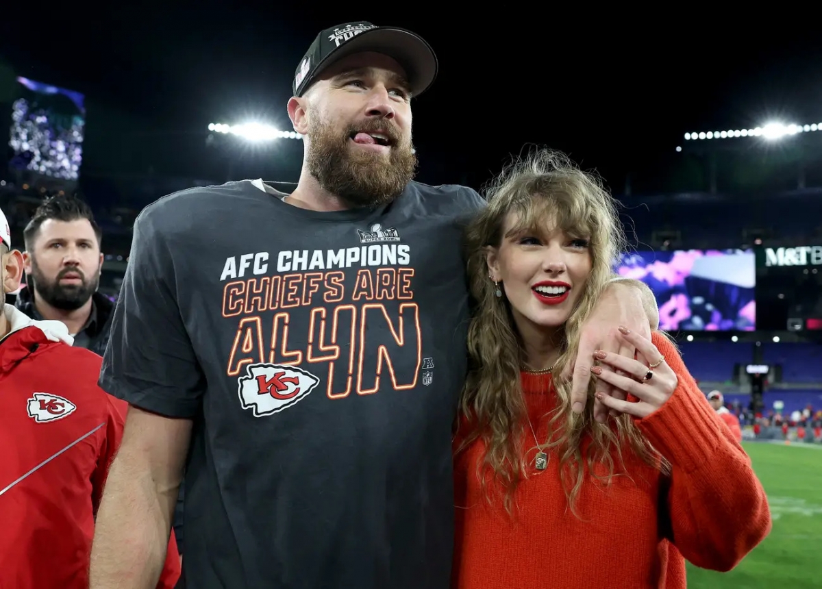 Travis Kelce và Taylor Swift ăn mừng sau trận Chung kết AFC năm 2024. Ảnh: Getty Images