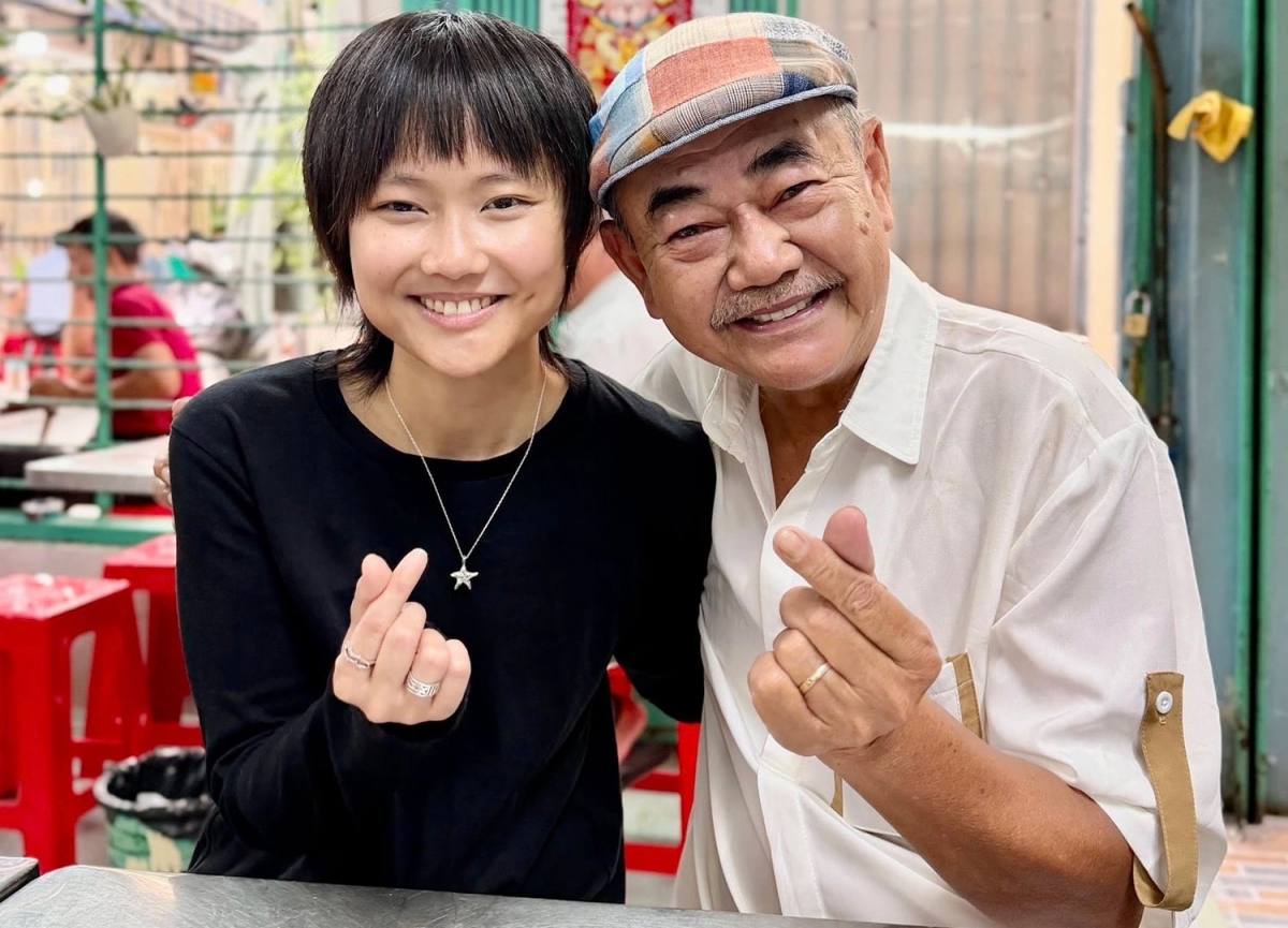 Nghệ sĩ Việt Anh khoe con gái duy nhất tên Phương Anh (ở nhà gọi là Bơ) mới về nước. 'Mùa Noel này thật ấm áp khi có con gái về thăm cha. Tôi cảm ơn cuộc sống này', Việt Anh nói.