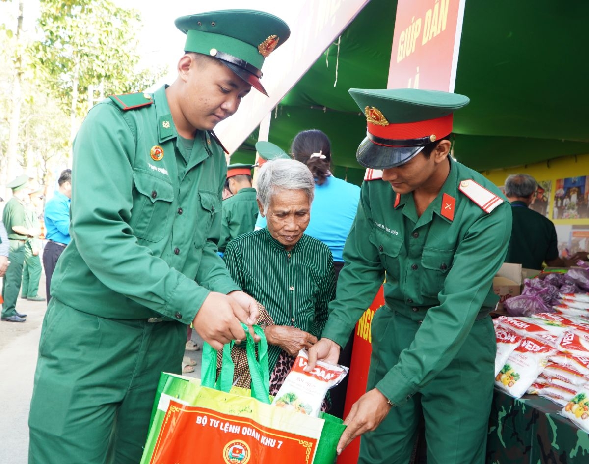 "Gian hàng 0 đồng - Nghĩa tình quân dân" trao 1.200 suất quà cho gia đình chính sách, các hộ khó khăn ở xã Đức Huệ, Tây Ninh