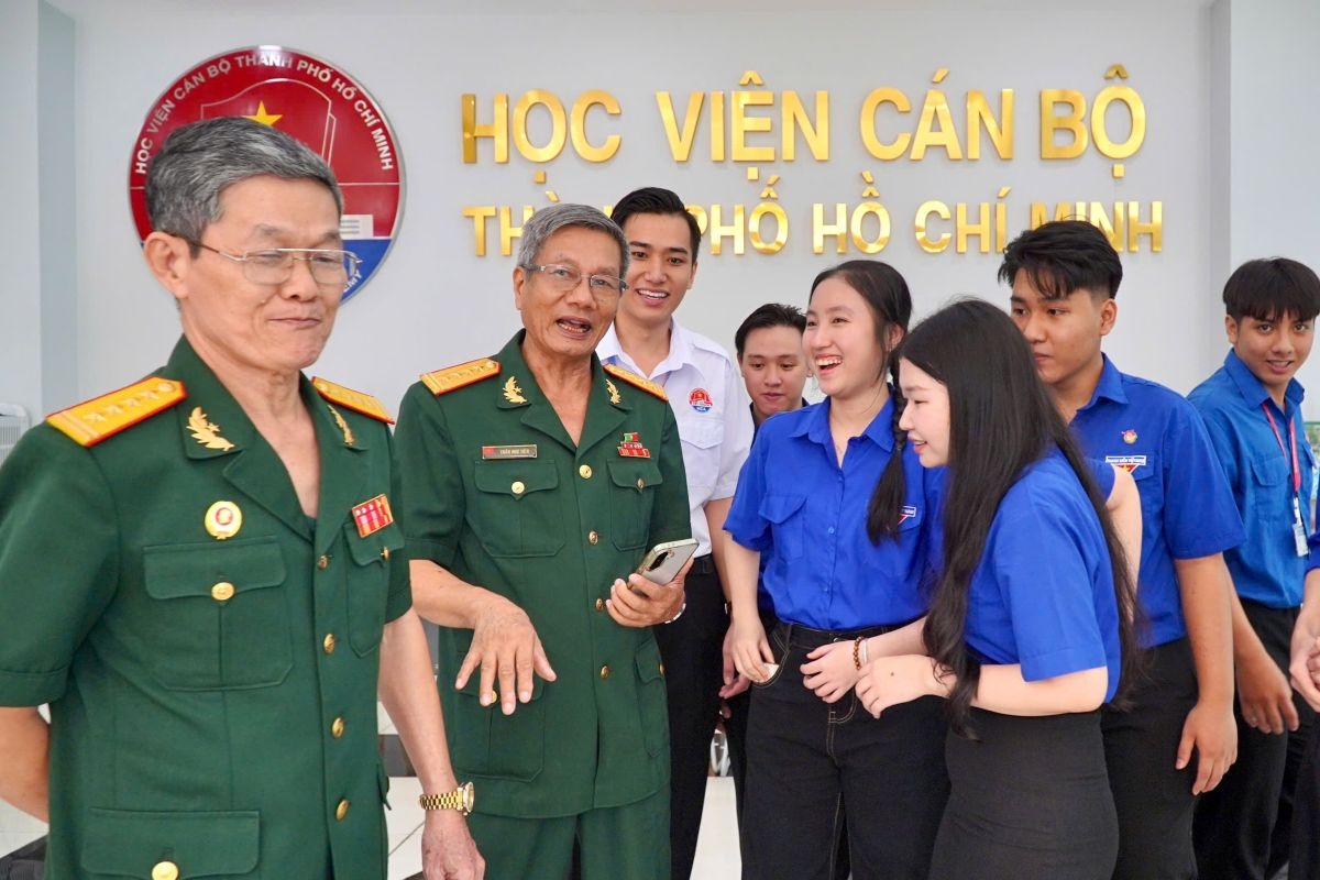 Các đại biểu trò chuyện với thanh niên