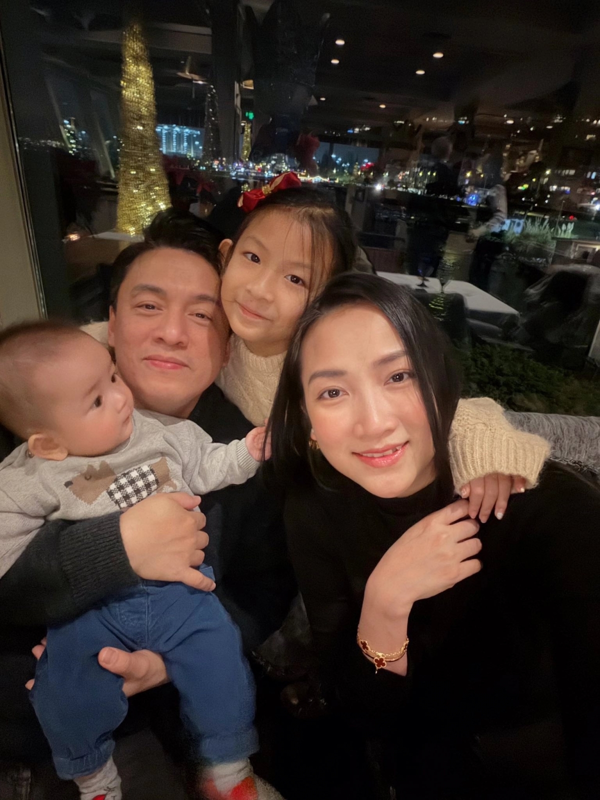 Vợ chồng ca sĩ Lam Trường mừng ngày kỷ niệm tình yêu bên hai con.