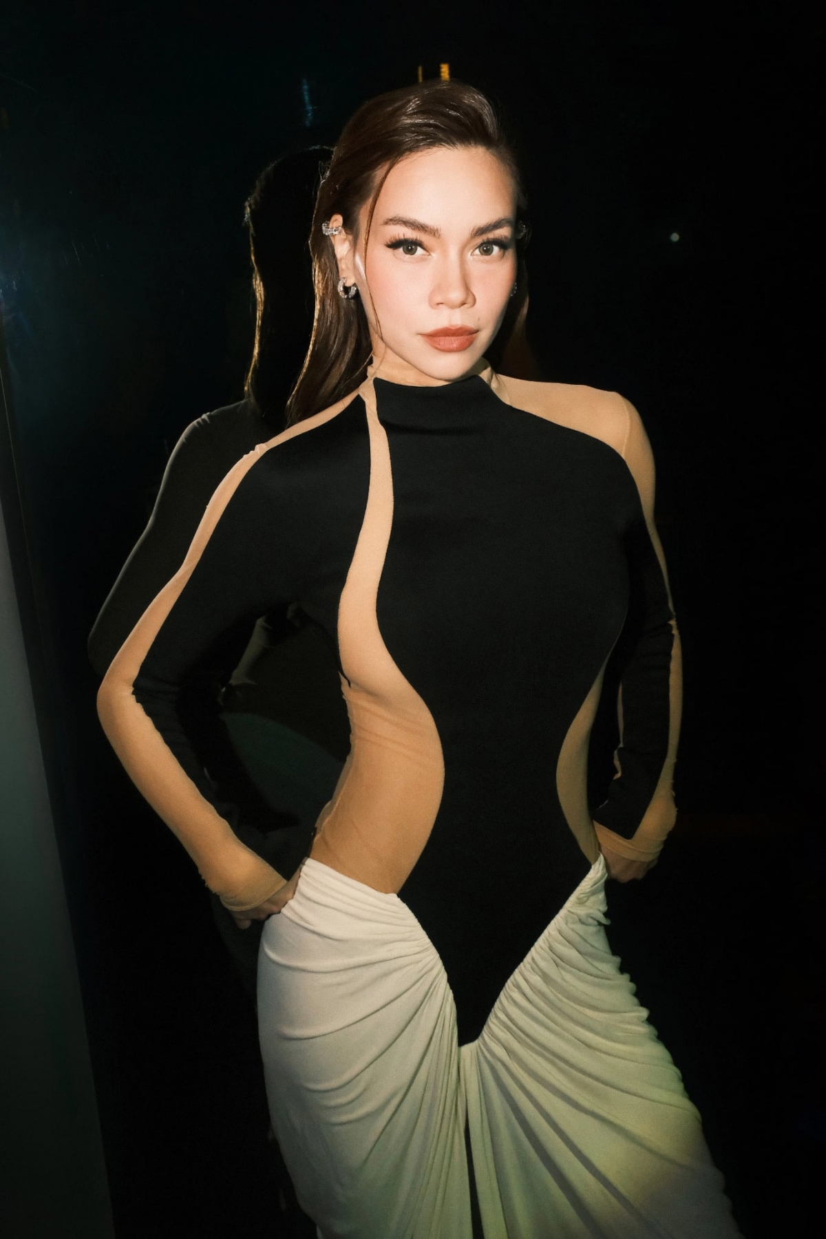 Ca sĩ Hồ Ngọc Hà diện đầm Schiaparelli cắt khoét tới chúc mừng học trò cũ Gigi Hương Giang tổ chức private show.