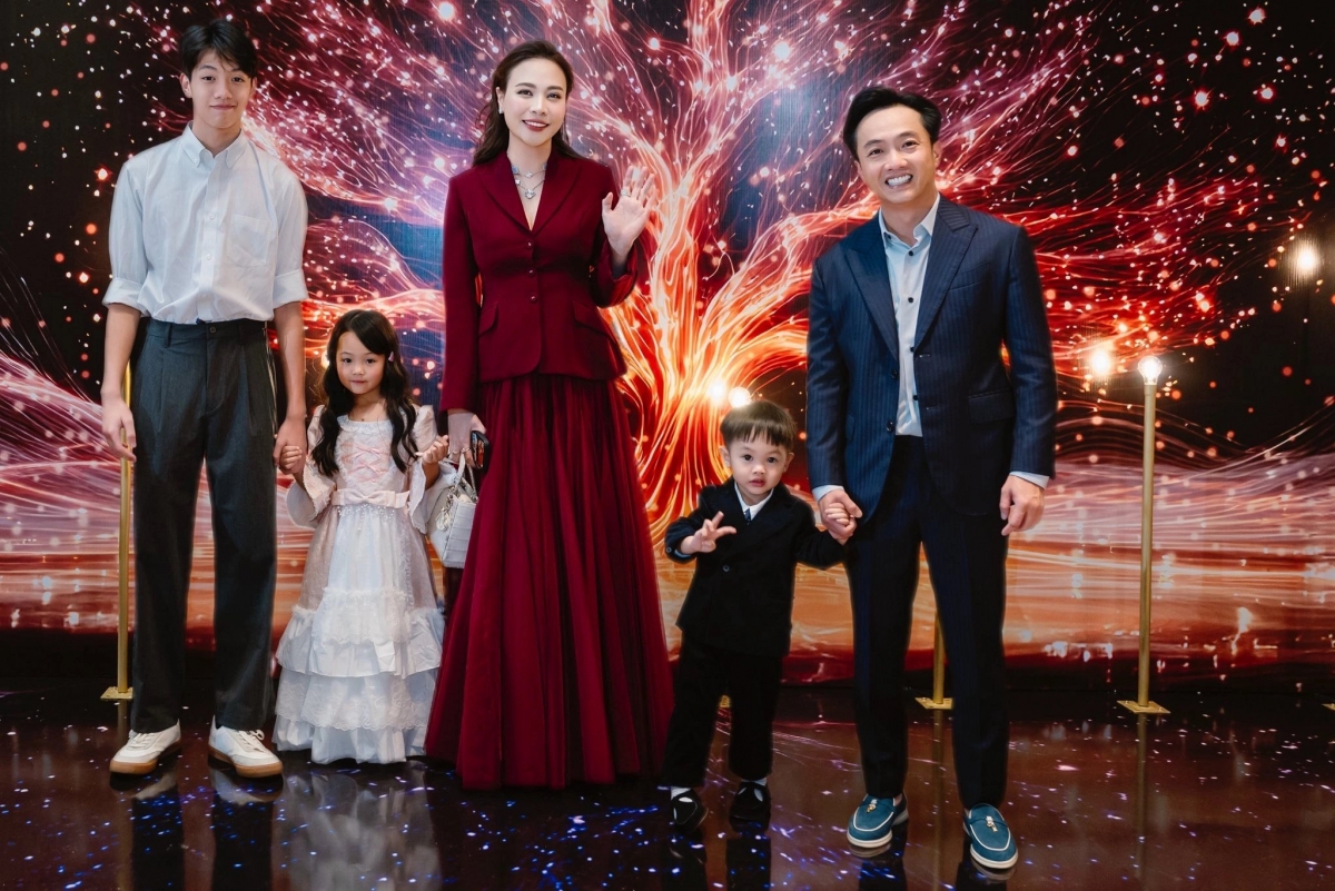 Dịp cuối tuần, gia đình Cường Đôla cùng tham dự 'Year End Party' của tập đoàn gia đình. Đàm Thu Trang diện 'cây' đồ đỏ đô sang trọng, cùng các con Subeo, Suchin và Sutin đến tham dự.