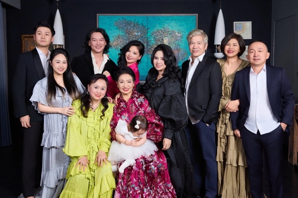 Sao Việt 14/12: Gia đình nhạc sĩ Quốc Trung và ca sĩ Thanh Lam cùng thực hiện một bộ ảnh để mừng sinh nhật cháu ngoại Bao Bao. Em bé là ái nữ nhà Thiện Thanh, con gái lớn trong cuộc hôn nhân cũ của Quốc Trung và Thanh Lam.