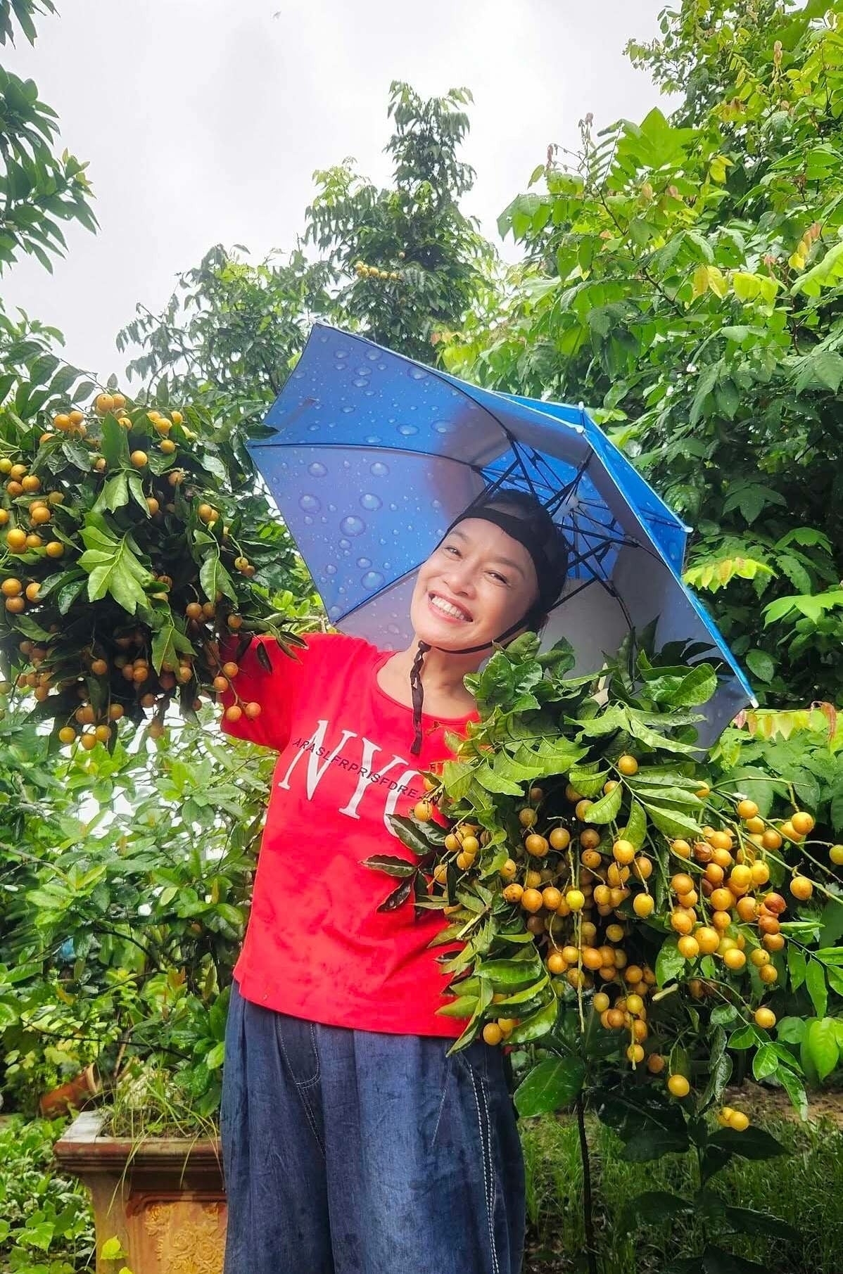 Diễn viên Tú Oanh cải tạo khu đất ven sông, trồng đa dạng cây ăn trái, rau xanh và hoa, phục vụ nhu cầu sinh hoạt của gia đình. Mỗi ngày, chị tìm thấy niềm vui nhỏ từ nhổ cỏ, chăm rau, hái hoa và coi đó là món quà quý giá nhất.