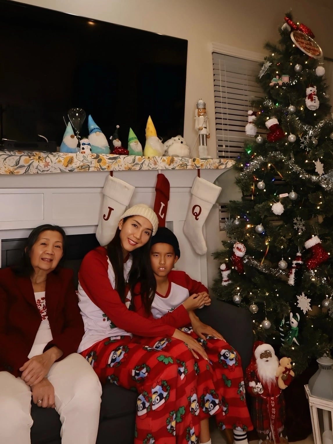 Ngọc Quyên đón Giáng sinh tại nhà riêng bên mẹ ruột và con trai. Cô cho biết nhiều năm qua luôn chọn quây quần cùng gia đình trong các dịp lễ, thay vì đi du lịch, để tăng sự gắn kết và tiết kiệm chi phí.