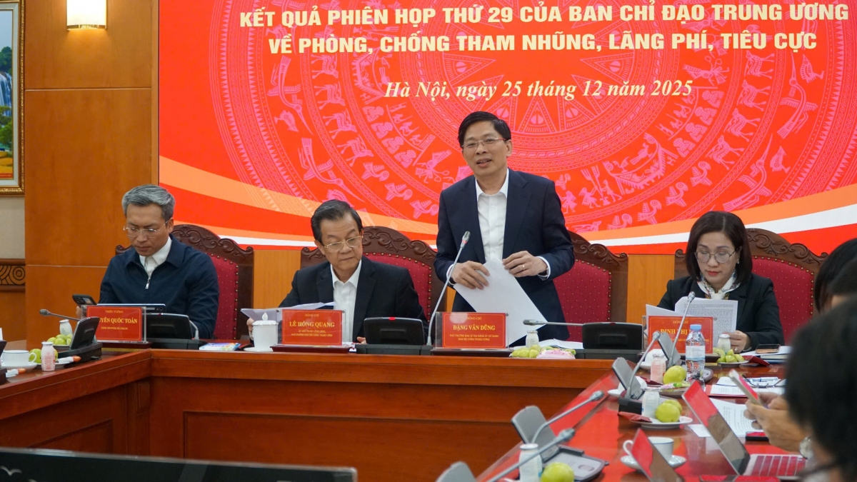 Ông Đặng Văn Dũng - Phó Trưởng Ban Nội chính Trung ương thông tin tại cuộc họp.