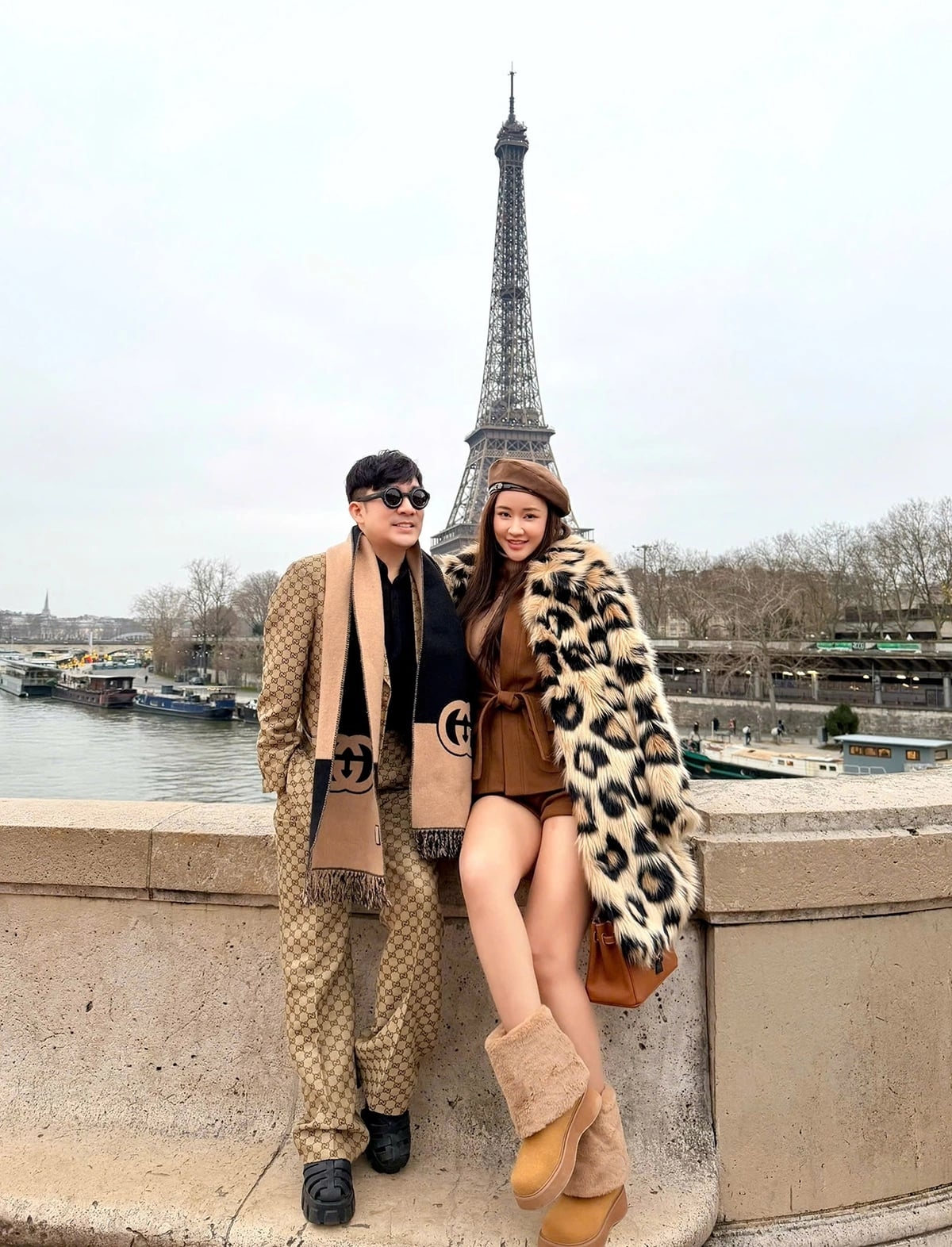 Ca sĩ Maya diện quần ngắn cũn, khoe chân dài khi cùng đàn anh Quang Hà dạo phố, đón Giáng sinh ở Paris, Pháp.