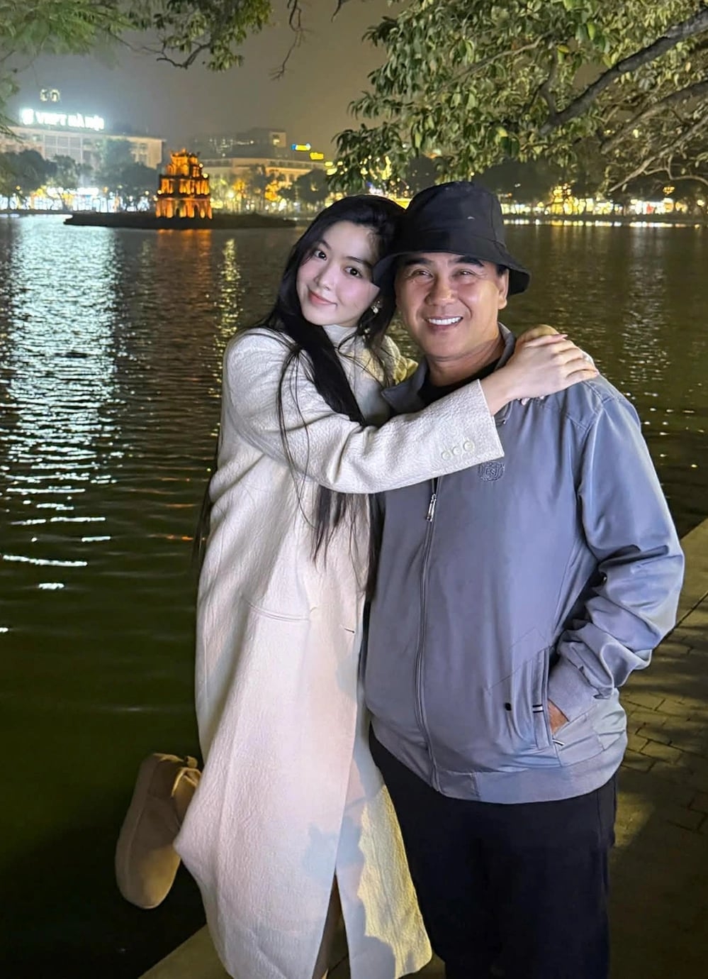 Sao Việt 9/12: MC Quyền Linh cho biết anh và gia đình đang ở Hà Nội, hoàn toàn không bị bắt như tin đồn lan truyền trên mạng xã hội. "Tôi bất lực với những tin giả tràn lan kiểu này, giờ chỉ biết cảnh báo mọi người phải tỉnh táo, chọn lọc thông tin thật kỹ, tìm đọc các báo chính thống, đáng tin cậy”, anh chia sẻ.