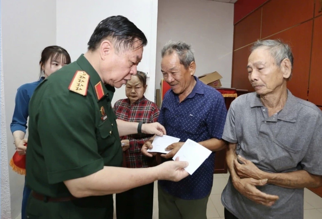 Đại tướng Nguyễn Trọng Nghĩa tặng quà các gia đình chính sách trên địa bàn tỉnh Tây Ninh (ảnh: QK7)