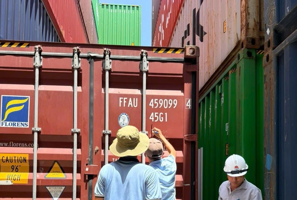 Phát hiện nhiều container chở hàng trăm tấn hàng hóa trái phép. Ảnh: CACC