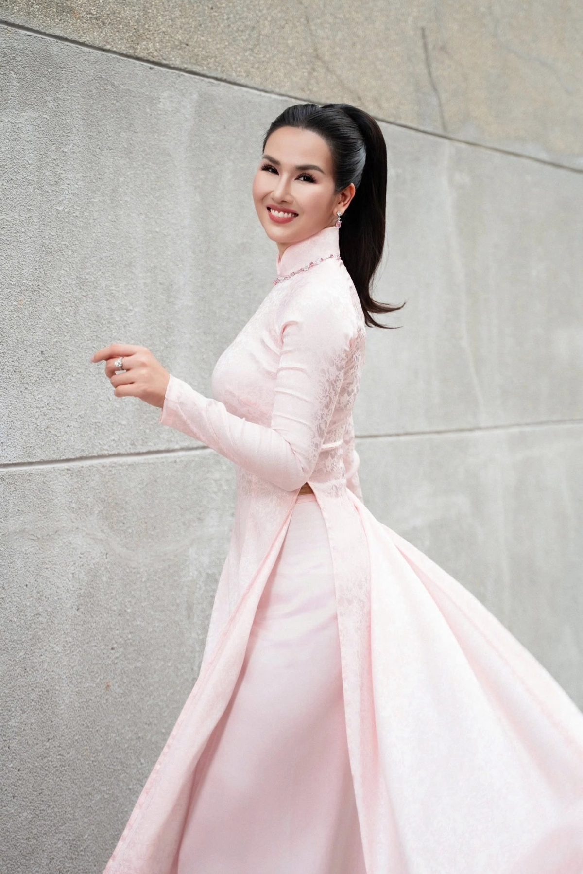Ca sĩ Võ Hạ Trâm diện áo dài khi đi diễn, cho biết cô yêu trang phục truyền thống và luôn muốn lựa chọn nó trên mỗi sân khấu xuất hiện.