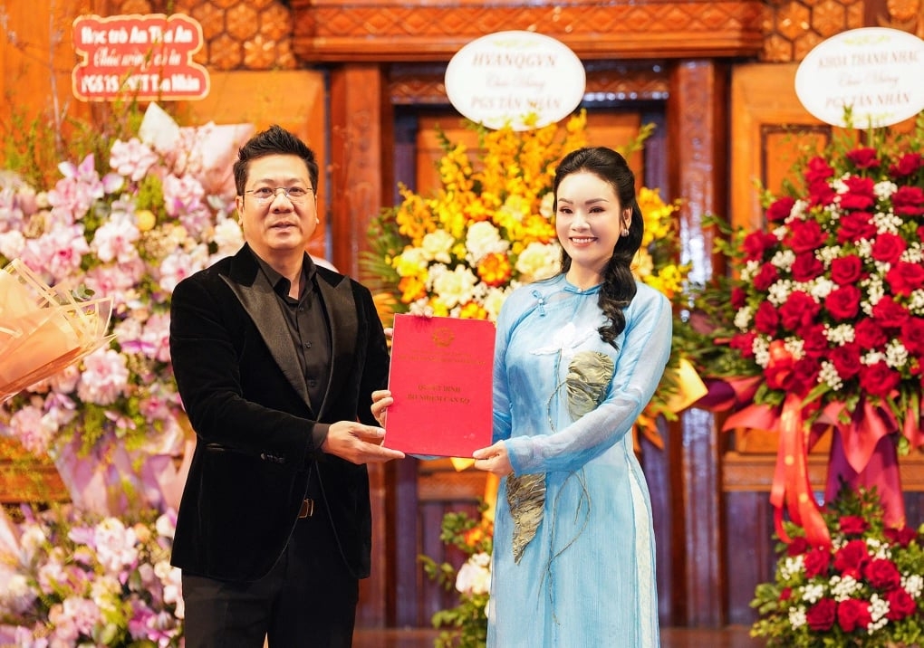 Học viện Âm nhạc Quốc gia Việt Nam vừa tổ chức Lễ công bố Quyết định bổ nhiệm chức danh Phó Giáo sư với Tiến sĩ, NSƯT Tân Nhàn, giảng viên chính khoa Thanh nhạc của trường. Thời gian bổ nhiệm là 5 năm kể từ ngày quyết định được ban hành.