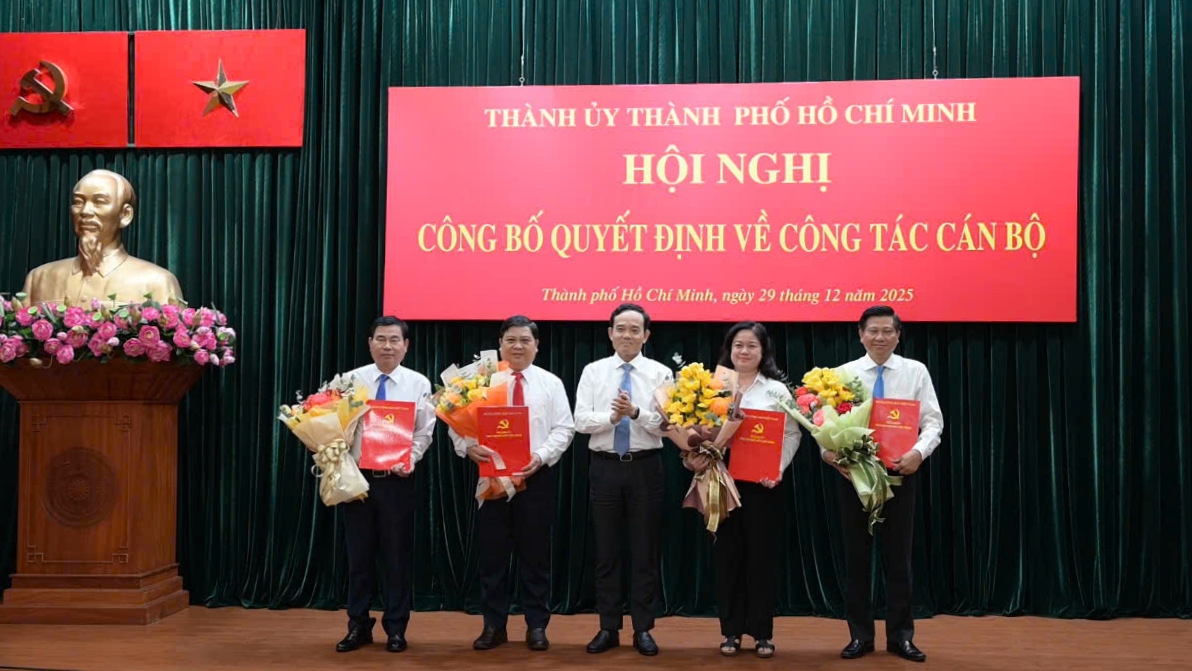 Bí thư Thành uỷ TP.HCM Trần Lưu Quang trao quyết định (ảnh: T.T)