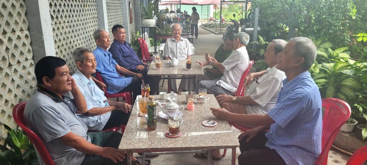 Các cụ, các bác cao tuổi tại phường Đạo Thạnh, tỉnh Đồng Tháp tích cực sinh hoạt Hội và đóng góp xây dựng quê hương