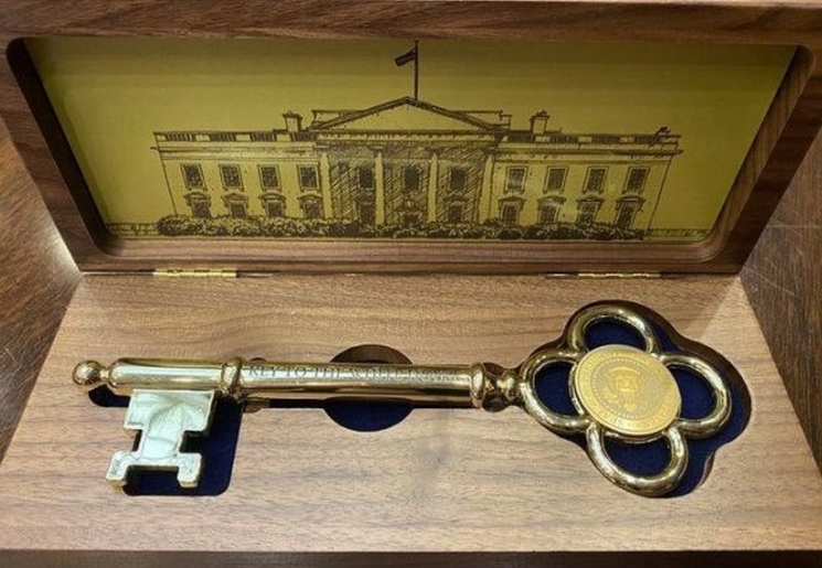 Chiếc chìa khóa vàng mà Tổng thống Trump dùng làm quà tặng lãnh đạo các nước đối tác quan trọng.