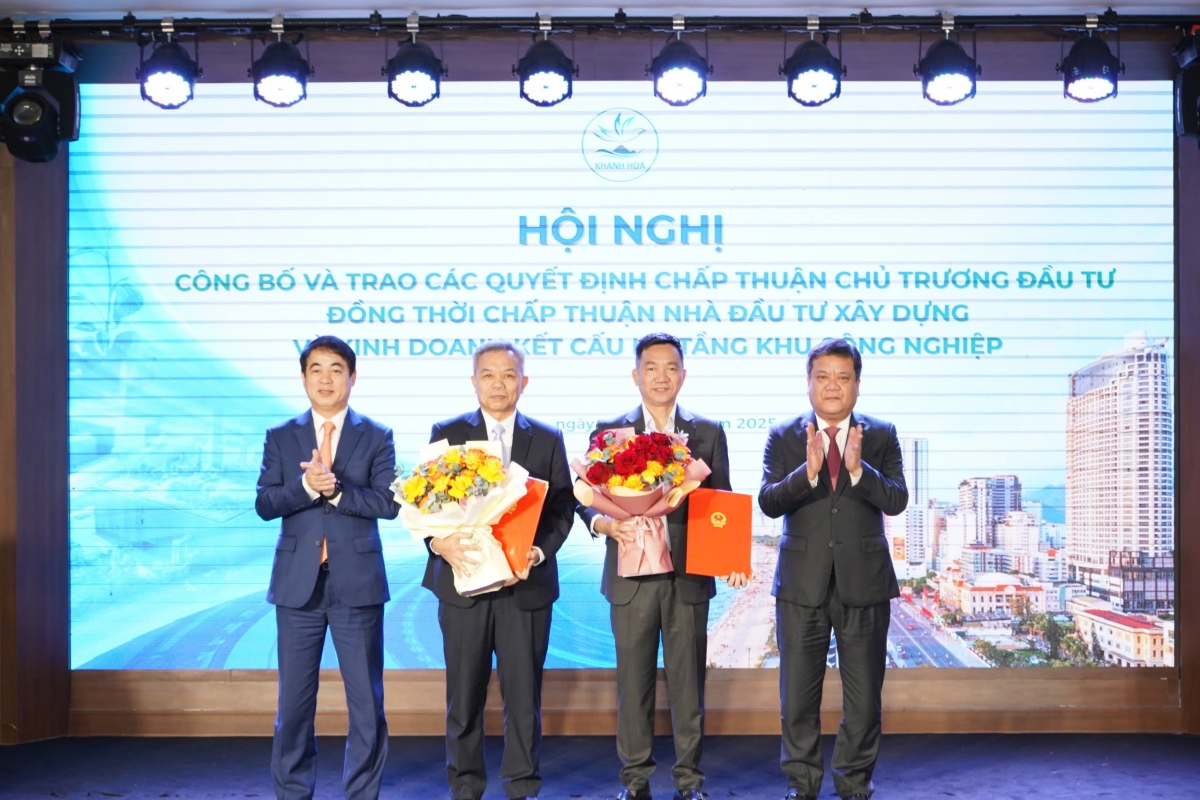 Ông Nghiêm Xuân Thành, Bí thư Tỉnh ủy Khánh Hòa (bên trái), ông Trần Phong, Chủ tịch UBND tỉnh Khánh Hòa (bên phải) trao giấy chứng nhận đầu tư cho 2 dự án Ninh Xuân 1, Ninh Xuân 2