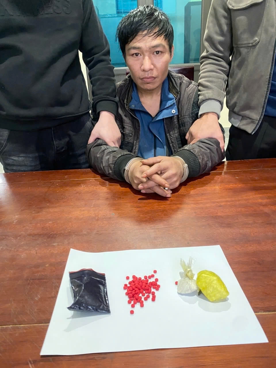 Đối tượng Lương Văn Thuận và tang vật tại cơ quan công an. (Ảnh: Công an Nghệ An).