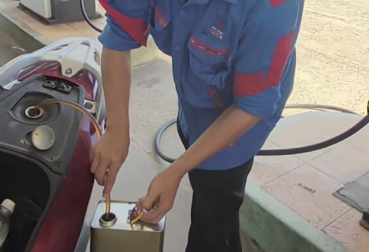 Không nhận chuyển khoản, nhân viên cây xăng rút lại toàn bộ xăng đã bơm vào xe cho khách hàng. Ảnh: B.H