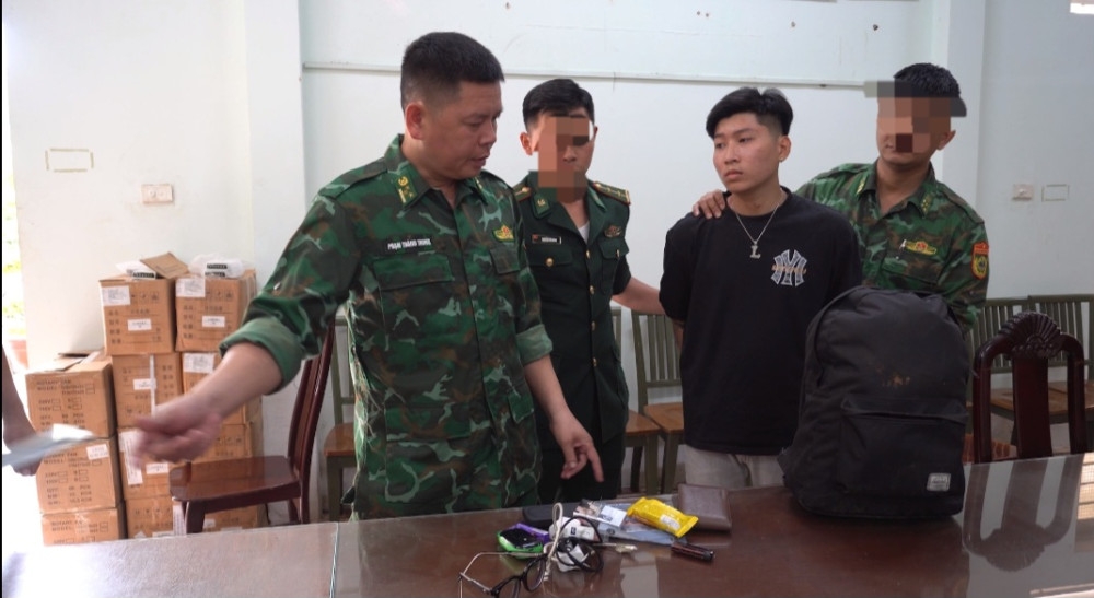 Lực lượng biên phòng lấy lời khai đối tượng (Ảnh: T.T)