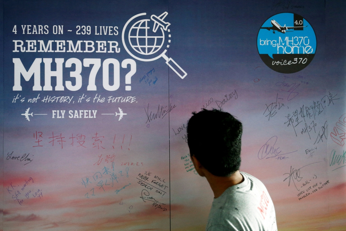 Người đàn ông nhìn vào bảng thông báo dành cho hành khách trên chuyến bay MH370 mất tích ở Kuala Lumpur. (Ảnh: Reuters)