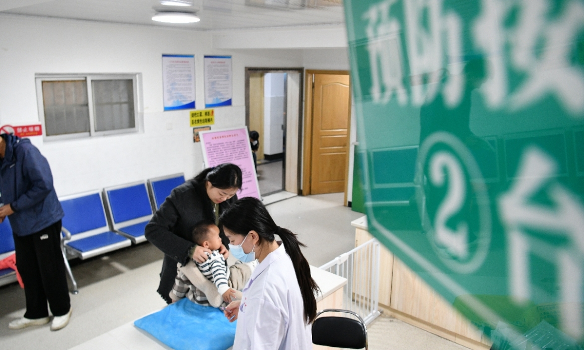 Nhân viên y tế tại CDC huyện Phụ Nam ở thành phố Phụ Dương, tỉnh An Huy tiêm vaccine phòng cúm cho trẻ vào ngày 25/10/2025. Ảnh: VCG