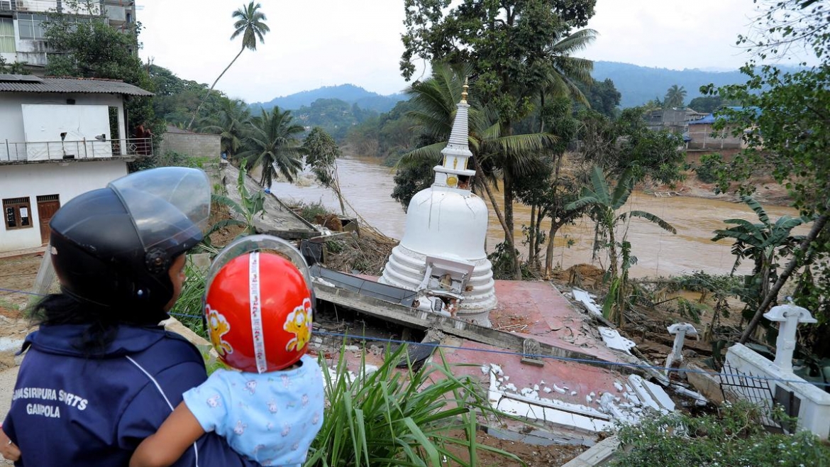 Sri Lanka chật vật khắc phục hậu quả của cơn bão Ditwah (Ảnh Reuters)