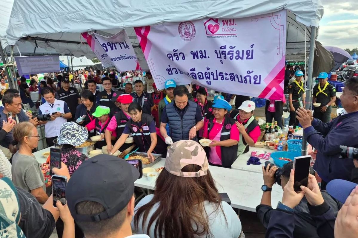 Thủ tướng Anutin Charnvirakul tại trung tâm sơ tán thuộc huyện Muang, tỉnh Buriram ngày 14/12. Ảnh: Bangkok Post