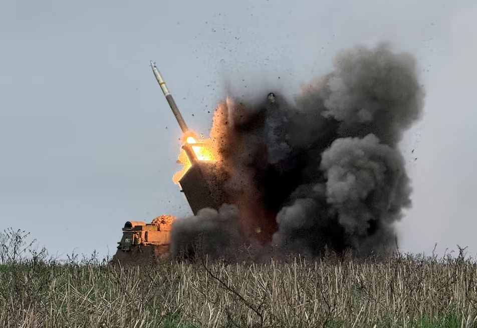 Ukraine khai hỏa pháo phản lực về phía quân đội Nga trên tiền tuyến gần Pokrovsk. Ảnh: Reuters