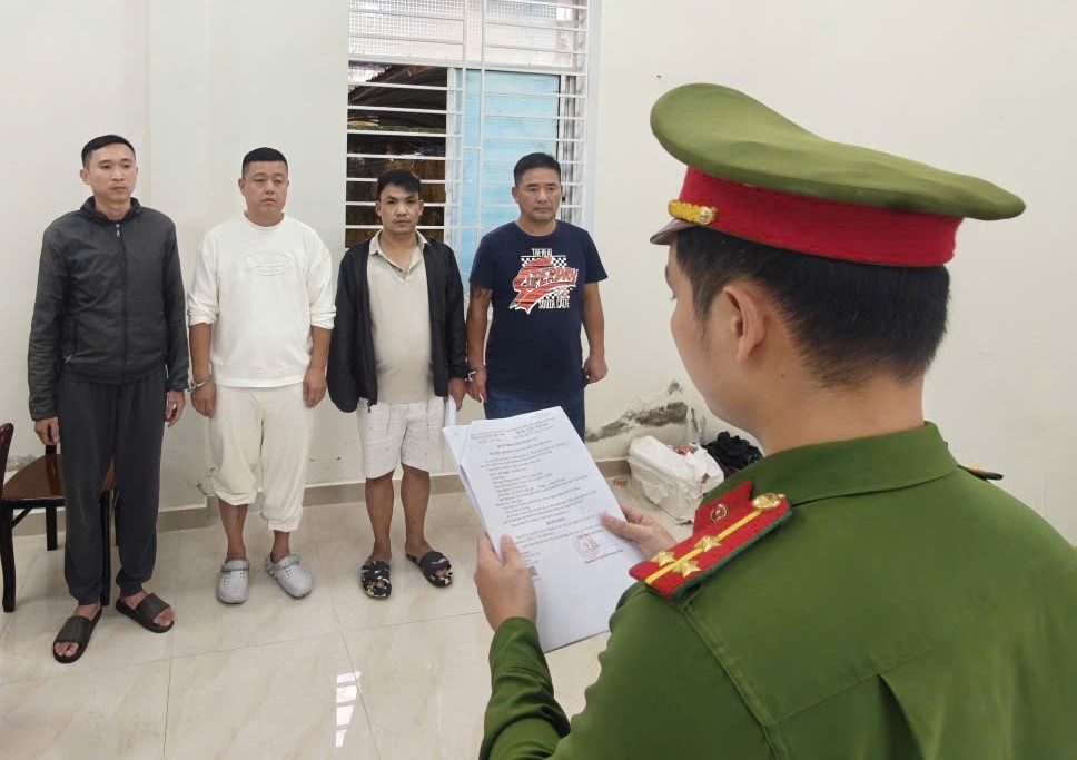 Cơ quan Cảnh sát điều tra tống đạt các quyết định đối với nhóm đối tượng.